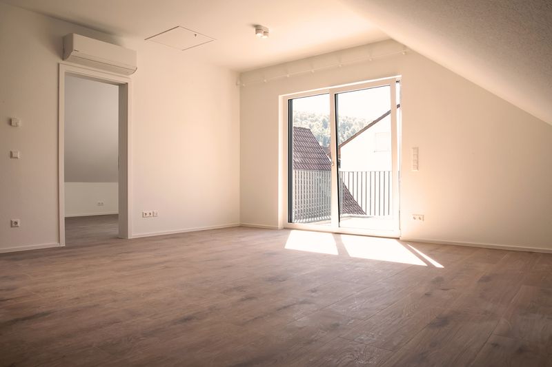 Neubau 2023: 2,5-Zi.-DG mit Klimaanlage, EBK & Balkon – Stellplätze + Wallbox